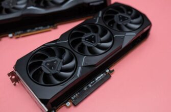 RX 7900 XTX и RX 7900 XT на розовом фоне.