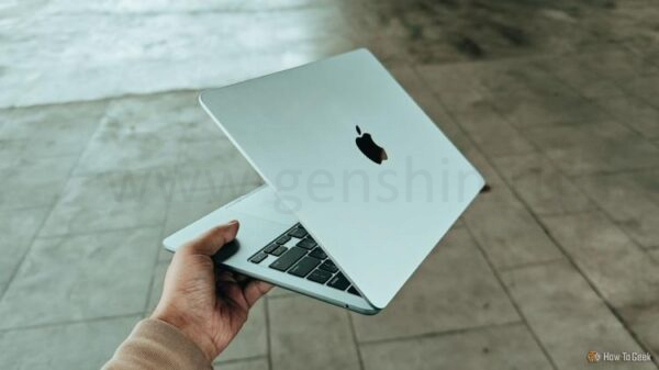 M4 MacBook Air в руке.