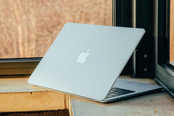 M4 MacBook Air в небесно-голубом цвете на выступе.