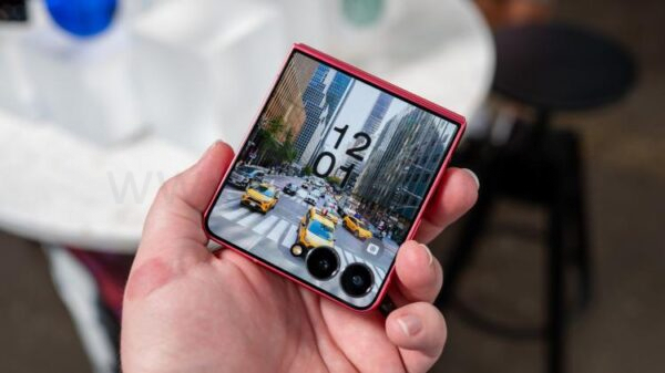 person holding the samsung galaxy z flip 7 showing the cover display 54642055371 o-1