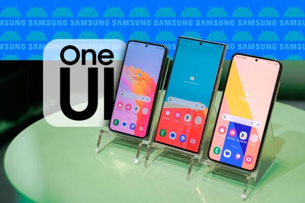 Три смартфона Samsung рядом c интерфейсом One UI, логотипом One UI сбоку, а также фон с логотипами Samsung и Android.