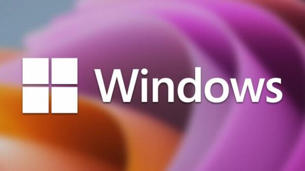 Логотип Windows на фоне размытого изображения цветка.