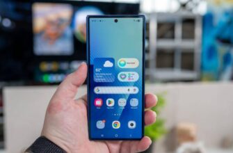 person holding the samsung galaxy z fold 7 showing the cover display 54642360575 o-1