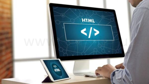 Крупный план экрана компьютера и планшета с HTML-кодом