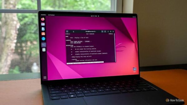 Ноутбук с установленной Ubuntu и открытым терминалом Linux.