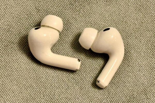 AirPods Pro 3 на серой микрофибре.