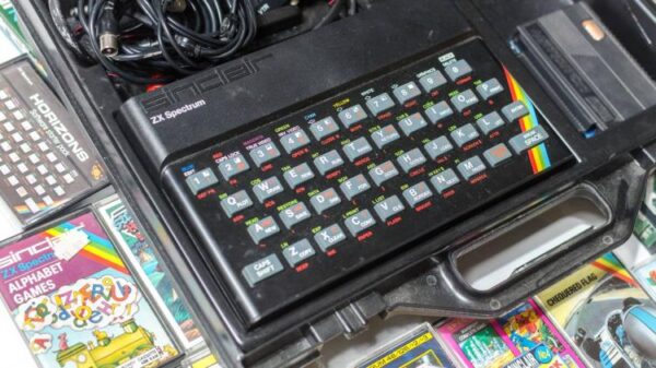 Компьютер ZX Spectrum на фоне видеоигровых кассет.