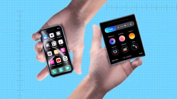 Две руки держат крошечные, компактные смартфоны на синем фоне