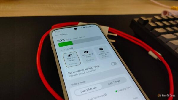 Фото OnePlus 15 с остатком заряда 30%.