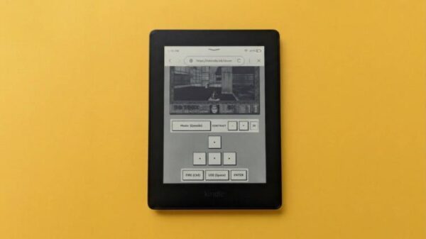 Играю в DOOM на Kindle на желтом фоне.