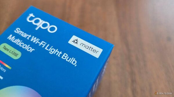 Умная лампочка TP-Link Tapo с поддержкой Matter в коробке.