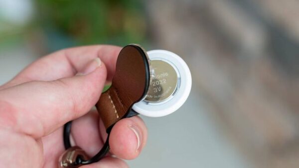 Nomad AirTag Leather Loop заменяет батарейку