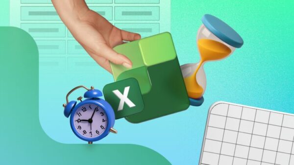 Рука держит объемную иконку Excel на фоне песочных часов и будильника среди ячеек электронной таблицы.
