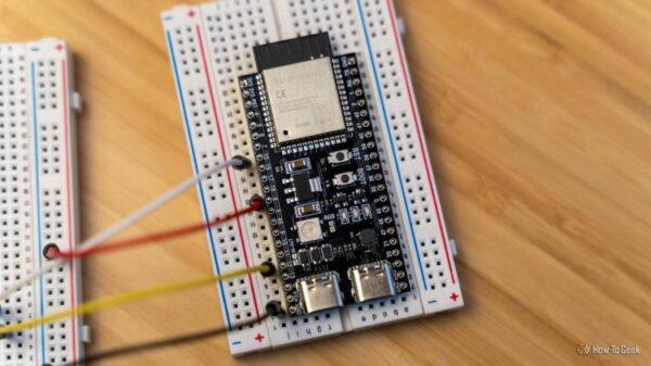 Отладочная плата ESP32, установленная на макетной плате с джемперами к другой макетке.