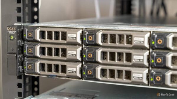 Передняя панель Dell R720xd с отсеками для HDD.