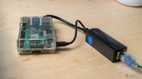 Сплиттер Power over Ethernet подключен к Raspberry Pi 3B.