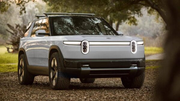 Электрический внедорожник Rivian R2 припаркован в лесу.