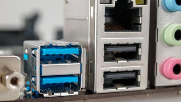 USB 3 и USB 2 порты рядом на задней панели материнской платы.