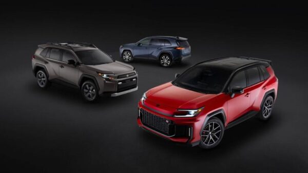 Все семейство Toyota RAV4 2026 года на фоне чёрно-серых декораций.