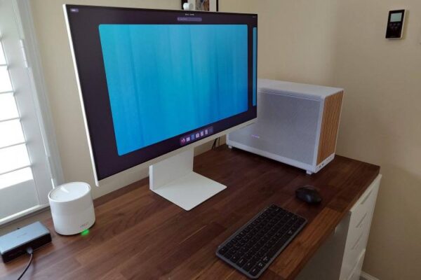 Fedora Silverblue на мониторе Samsung Smart Monitor M8 с ПК, клавиатурой и мышью.
