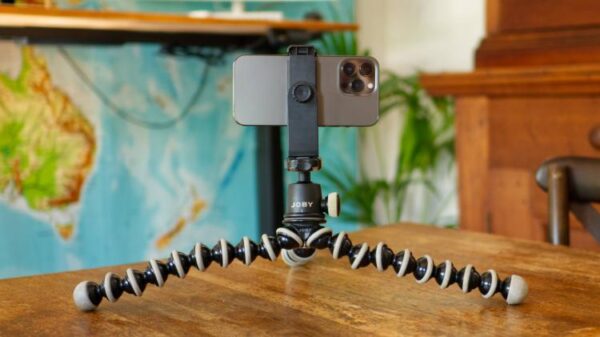 iPhone 13 Pro на штативе Joby Gorillapod.