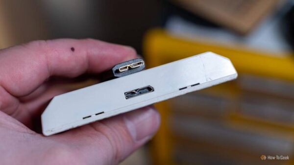 Человек держит устройство с кабелем и разъёмом USB 3.0 micro-B.