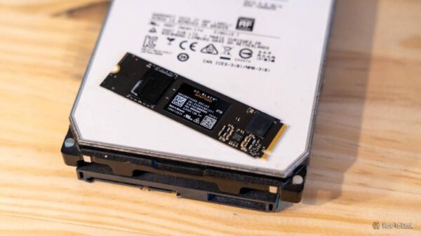 Жёсткий диск HGST объемом 8 ТБ с SSD WD_BLACK NVMe на 2 ТБ сверху.
