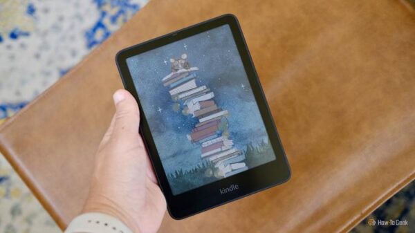 Amazon Kindle Colorsoft showing its lock screen.