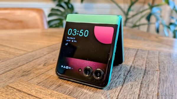 Moto Razr 2025 сложен в виде «паланкина».