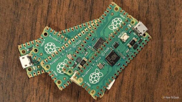 Горка из плат Raspberry Pi Pico с RP2040.