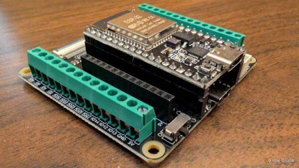 Плата ESP32 на макетной плате, что удобно для прототипирования.