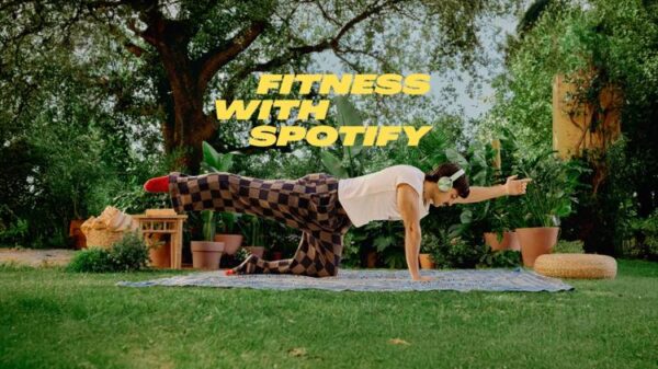 Фитнес со Spotify: человек тренируется в наушниках