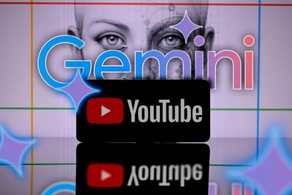 YouTube — логотип на экране телефона, а на заднем плане — Gemini.