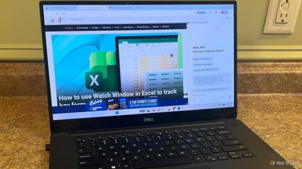 Изображение: ноутбук на столе с открытым Google Chrome. В Chrome открыт и активирован боковой Gemini.