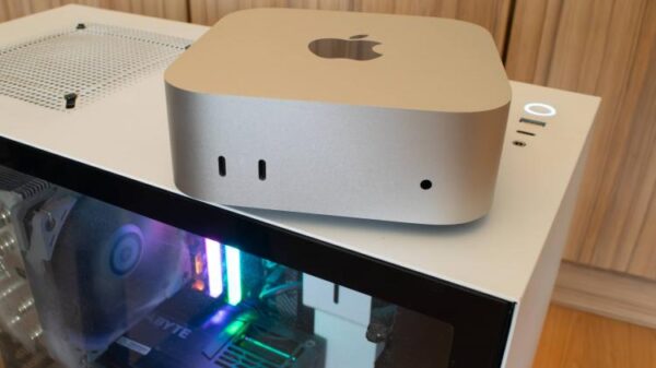 Mac Mini M4, стоящий на корпусе ПК.
