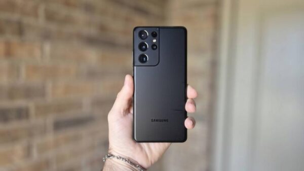 Holding the Galaxy S21 Ultra
