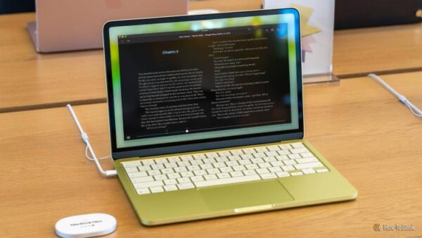 MacBook Neo с приложением Kindle на экране.