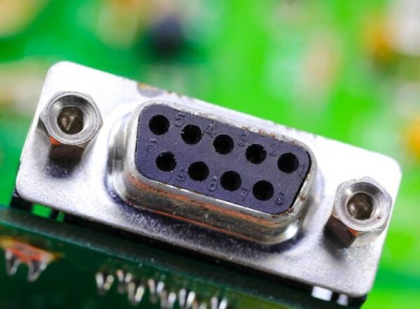Стандартный последовательный порт RS232 с 9-контактным разъёмом.
