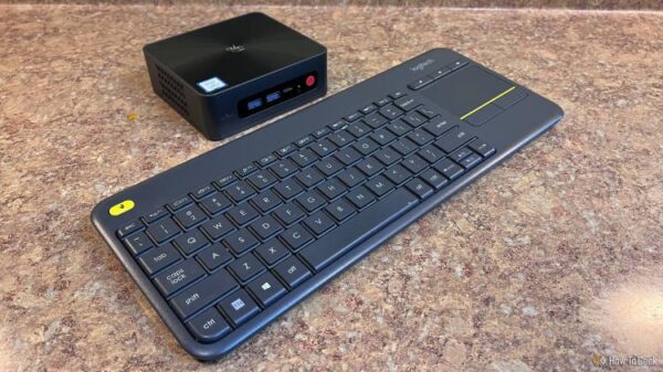 Мини-ПК Beelink и беспроводная клавиатура Logitech на столе.
