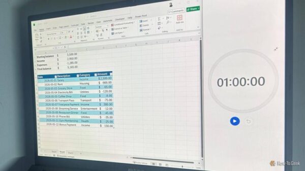 Экран ноутбука с бюджетом в Excel и таймером на один час.