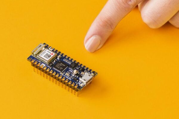 Arduino Nano 33 IoT на желтом фоне.